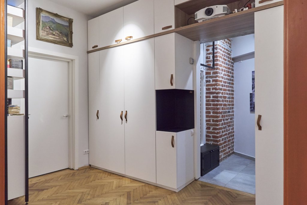 Renovare apartament vechi Universitate - dulap alb