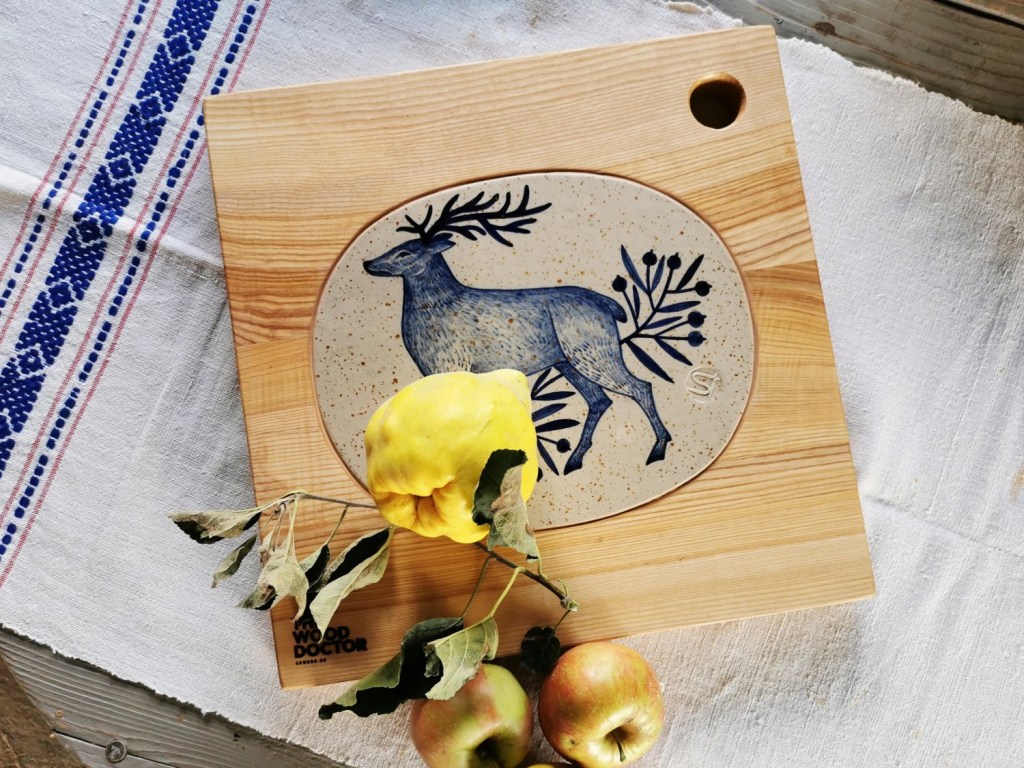 Tocator din lemn de frasin cu inserție ceramică (40x40 cm) - 630 lei