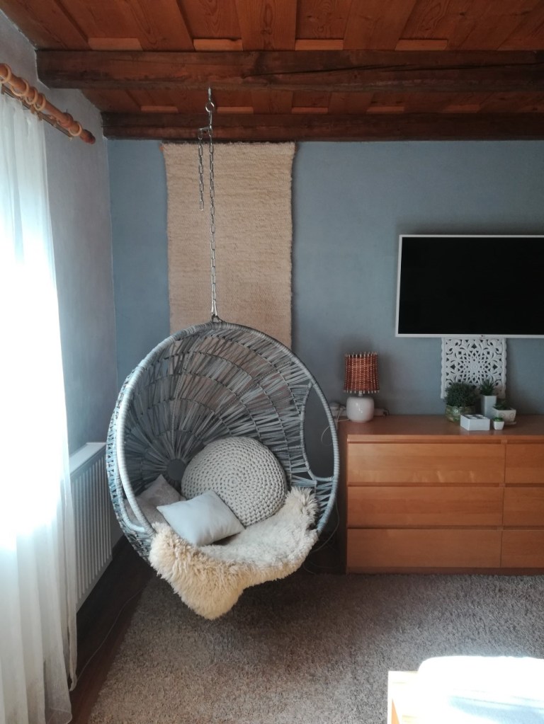 Proprietara a combinat elemente moderne cu unele vechi, pe care le-a restaurat împreună cu partenerul ei actual