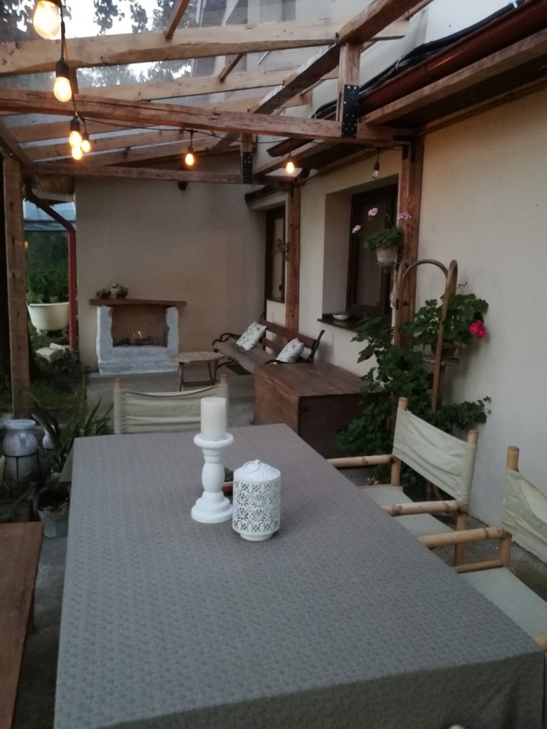 Proprietarii au montat și un șemineu exterior cu bioetanol, pe care l-au zidit ei