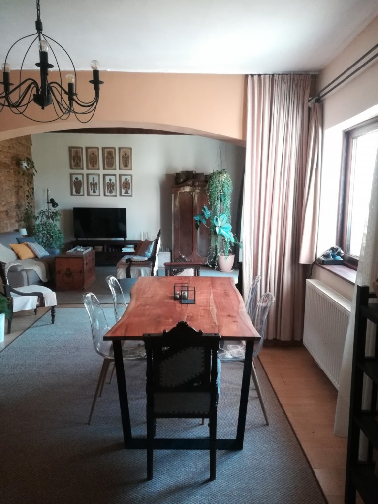 Unde acum se află livingul și zona de dining erau înainte o cămară și o șură