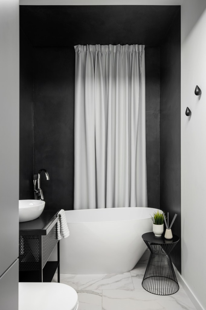 Amenajare baie moderna cu alb si negru - cada freestanding - Studio 2.1 Bucuresti (3)