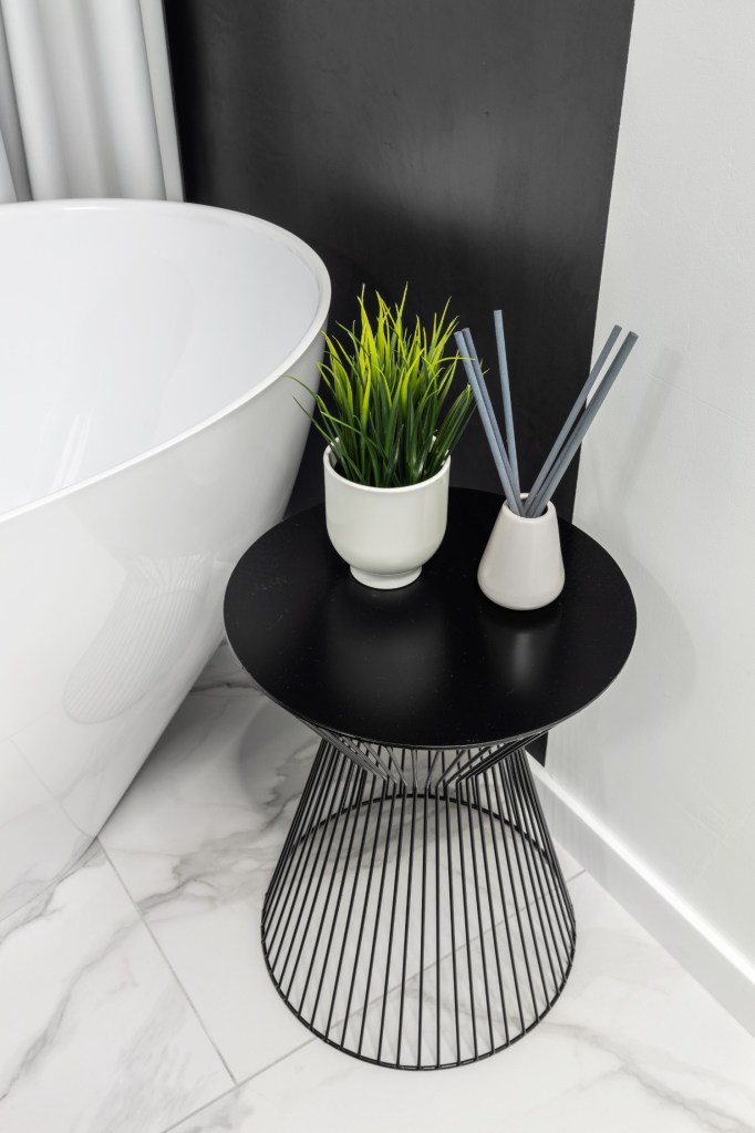Amenajare baie moderna cu alb si negru - cada freestanding - Studio 2.1 Bucuresti (3)