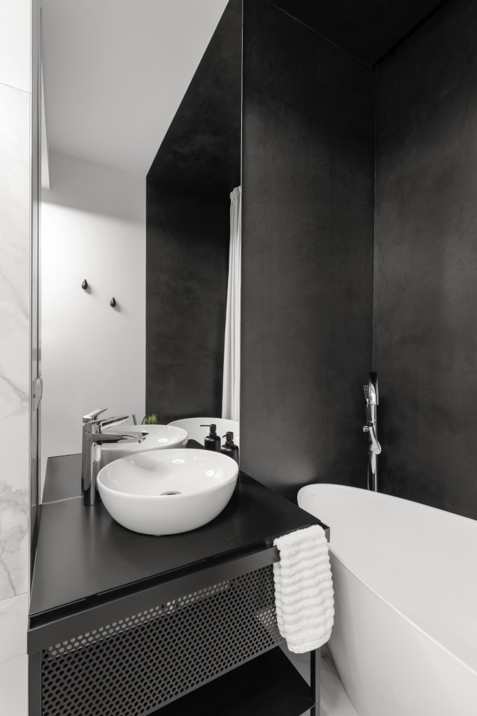 Amenajare baie moderna cu alb si negru - cada freestanding - Studio 2.1 Bucuresti (3)