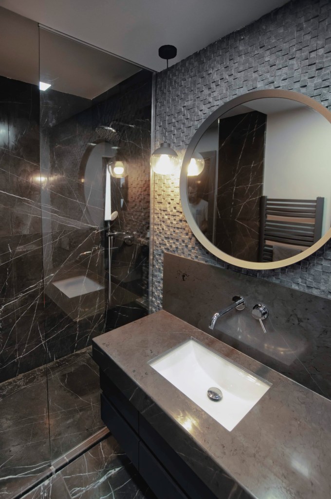Amenajare casă Iași - decor negru modern - baie cu marmură neagră și mozaic marmură (1)
