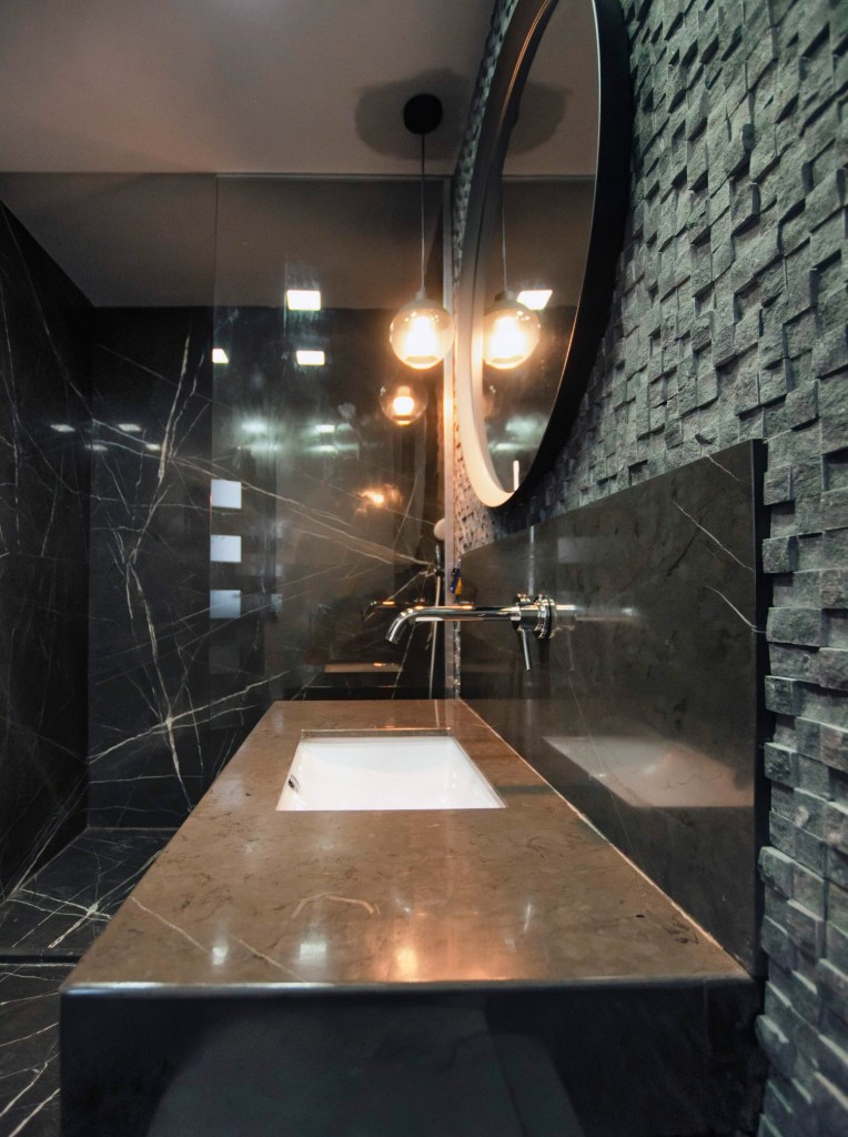 Amenajare casă Iași - decor negru modern - baie cu marmură neagră și mozaic marmură (3)