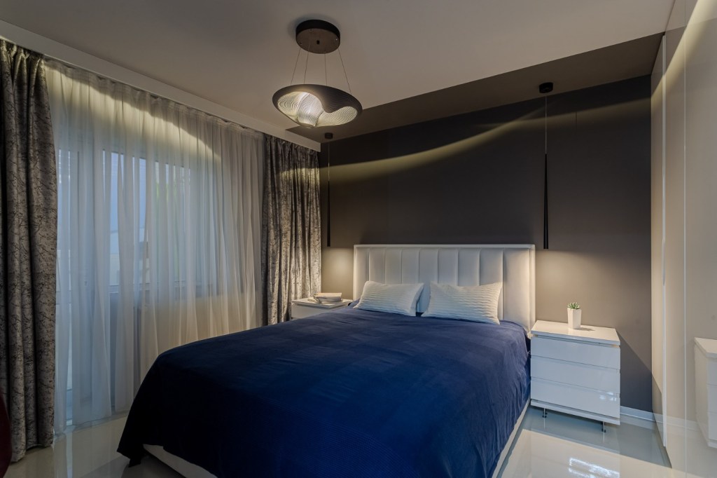 Dormitor pardoseala epoxidica alba - renovare apartament Bucuresti - arhitect Alexandru Bucur Interiology (2)