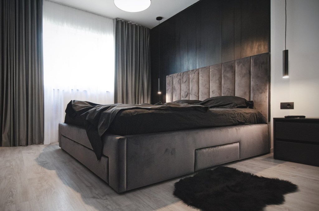 culoarea negru Dormitorul minimalist negru - amenajare casă Iași - decor negru modern (2)