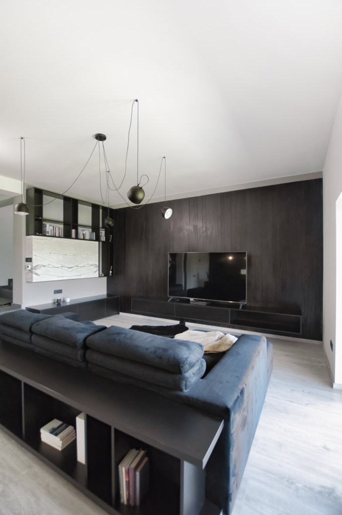 Living culori închise - amenajare casă Iași - decor negru modern (2)