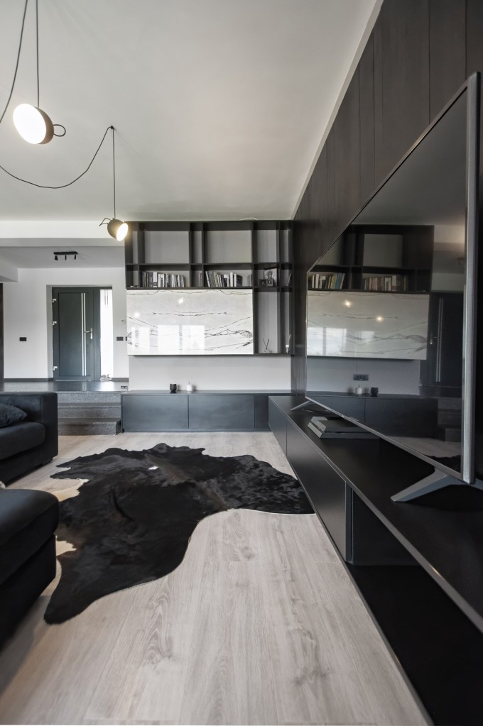 Living culori închise - amenajare casă Iași - decor negru modern (4)