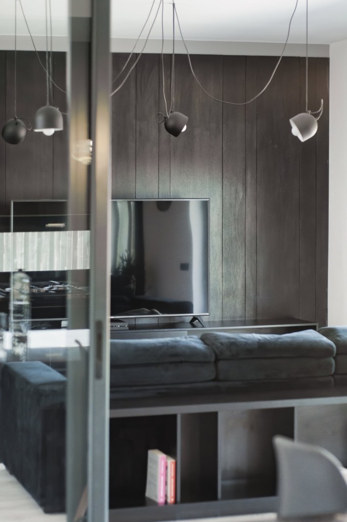 Living culori închise - amenajare casă Iași - decor negru modern (5)