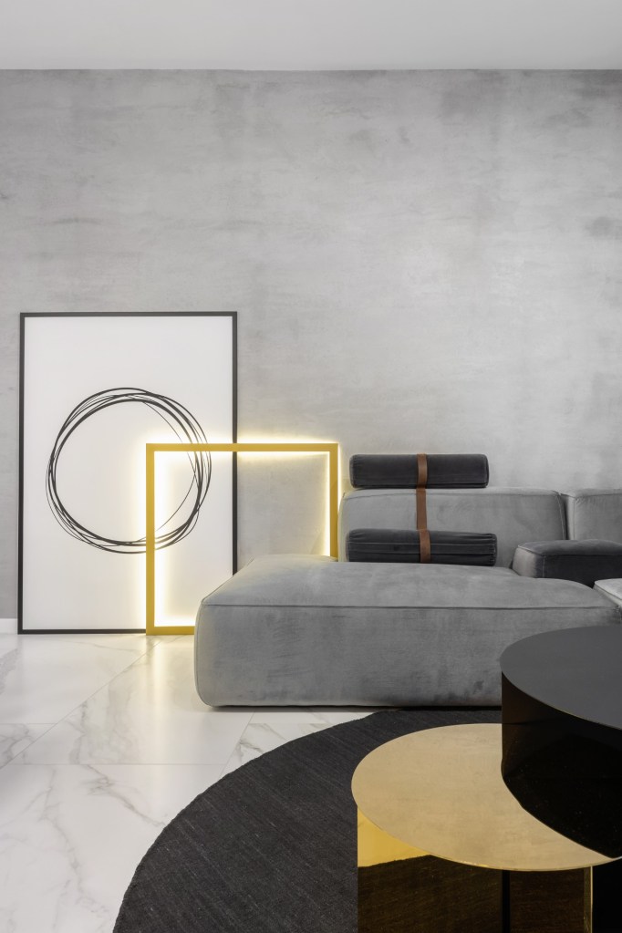 Living minimalist cu gri si accente de alama - Studio 2.1 - Bucuresti (2)