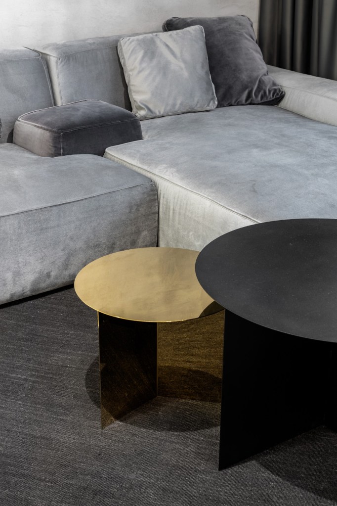 Living minimalist cu gri si accente de alama - Studio 2.1 - Bucuresti (3)