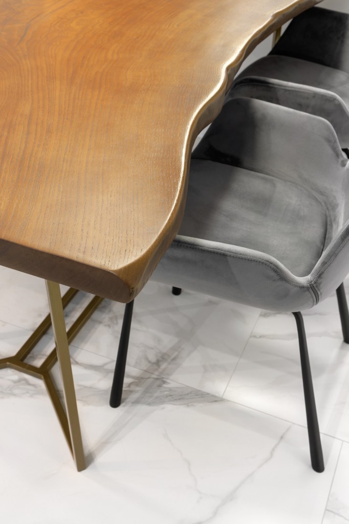 Living minimalist cu gri si accente de alama - Studio 2.1 - Bucuresti (5)