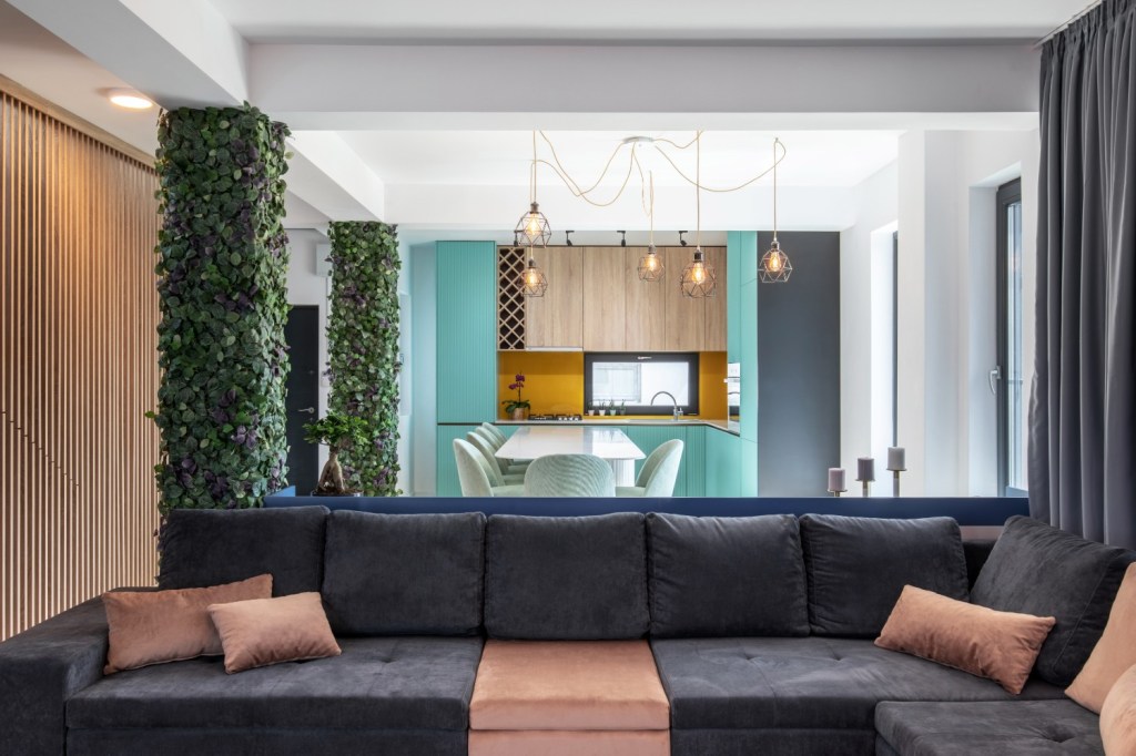 Living open space - bucatarie cu mobilier turcoaz si galben - AITO (1)