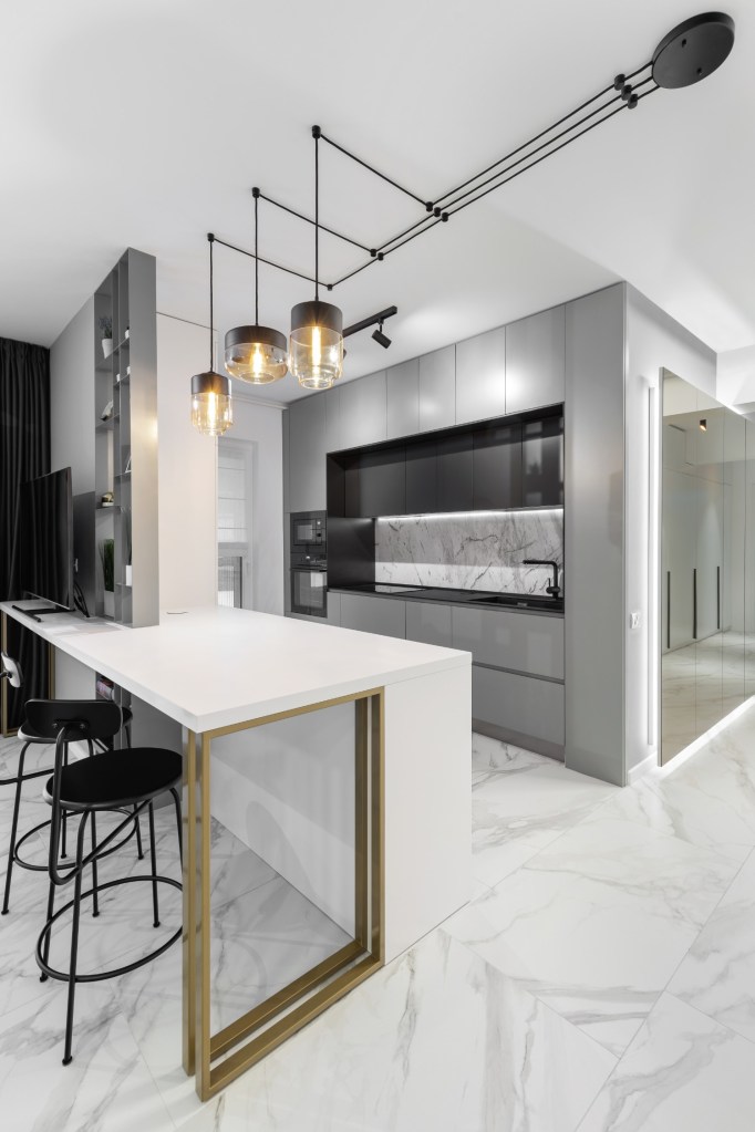Mobilier de bucatarie modern minimalist cu gri, negru si marmura - Studio 2.1 - Bucuresti (1)