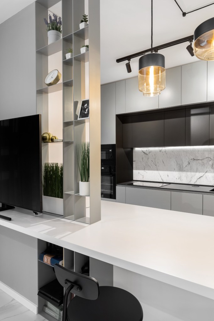 Mobilier de bucatarie modern minimalist cu gri, negru si marmura - Studio 2.1 - Bucuresti (2)