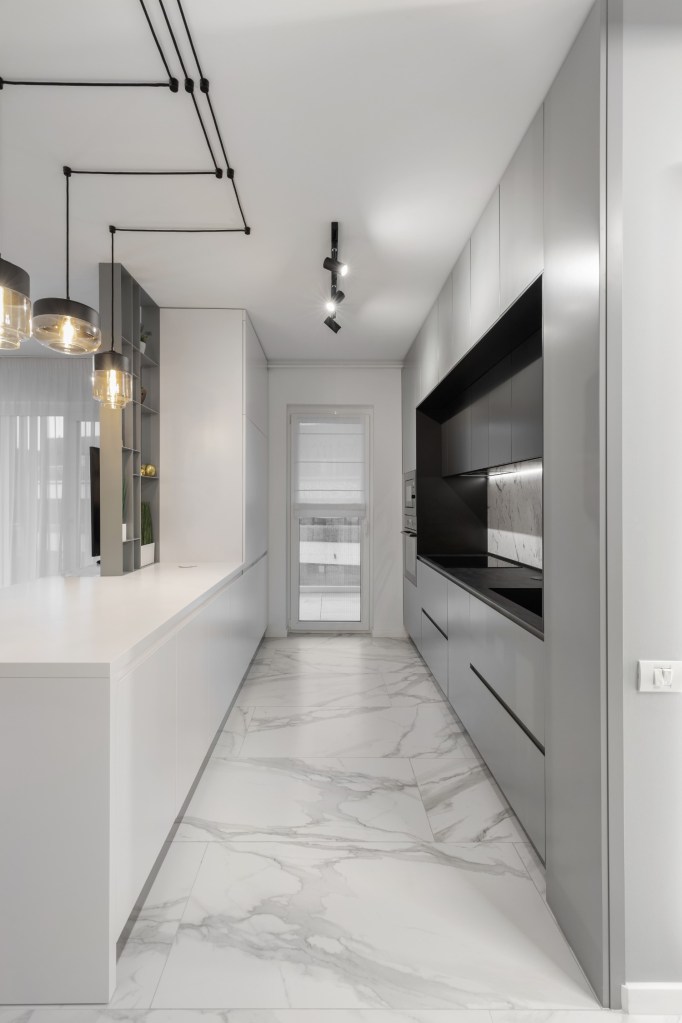 Mobilier de bucatarie modern minimalist cu gri, negru si marmura - Studio 2.1 - Bucuresti