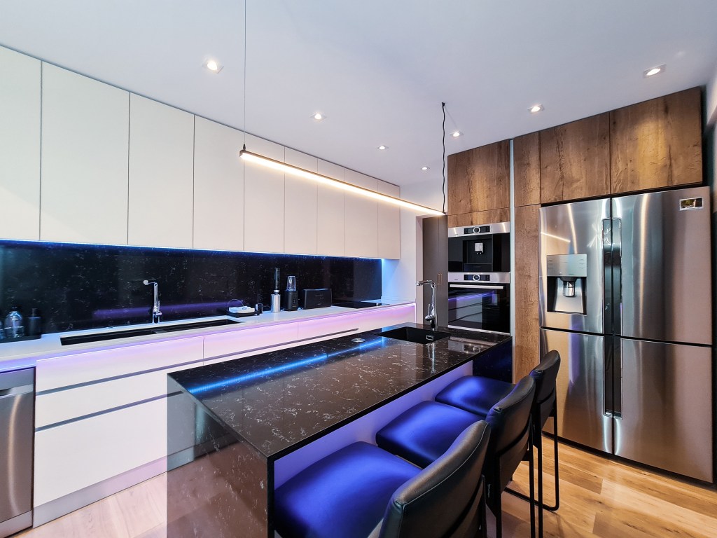 Apartament Iasi - bucatarie blat cuart negru - Sorin Stanciu Pure Ambiance Design (1)