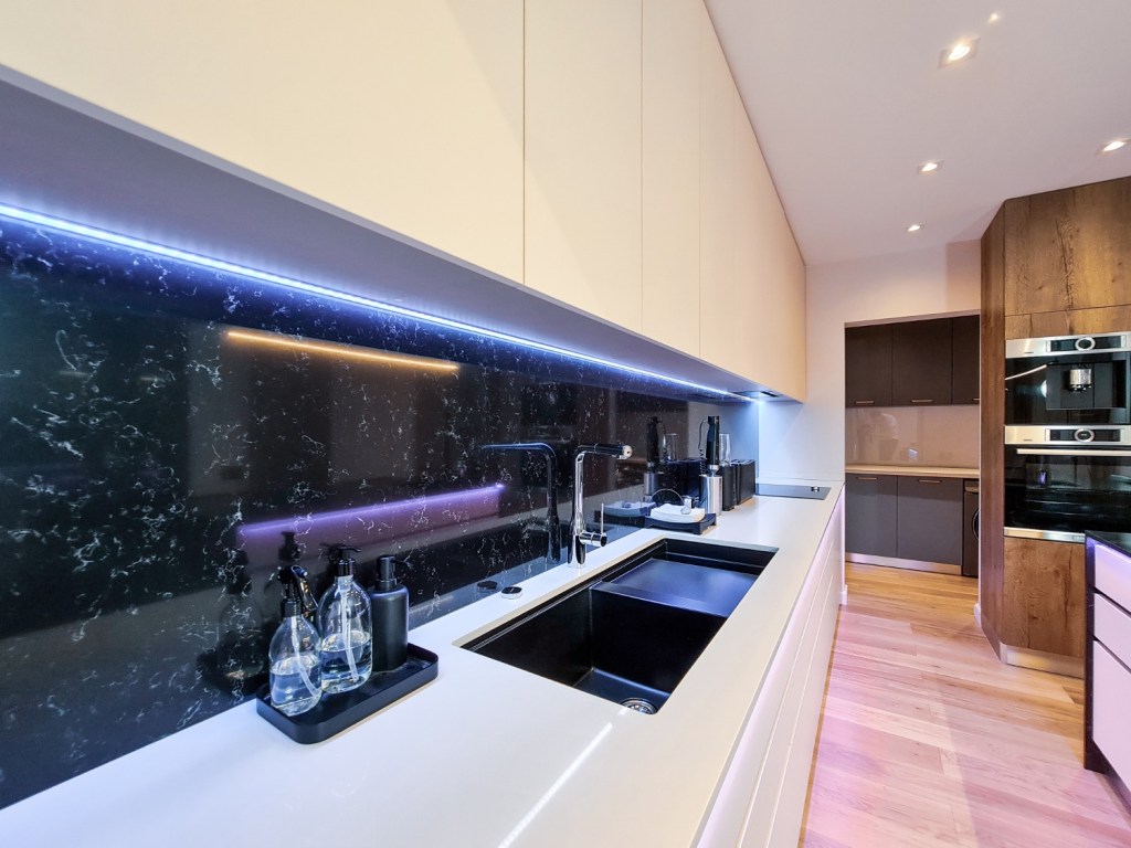Apartament Iasi - bucatarie blat cuart negru - Sorin Stanciu Pure Ambiance Design (1)