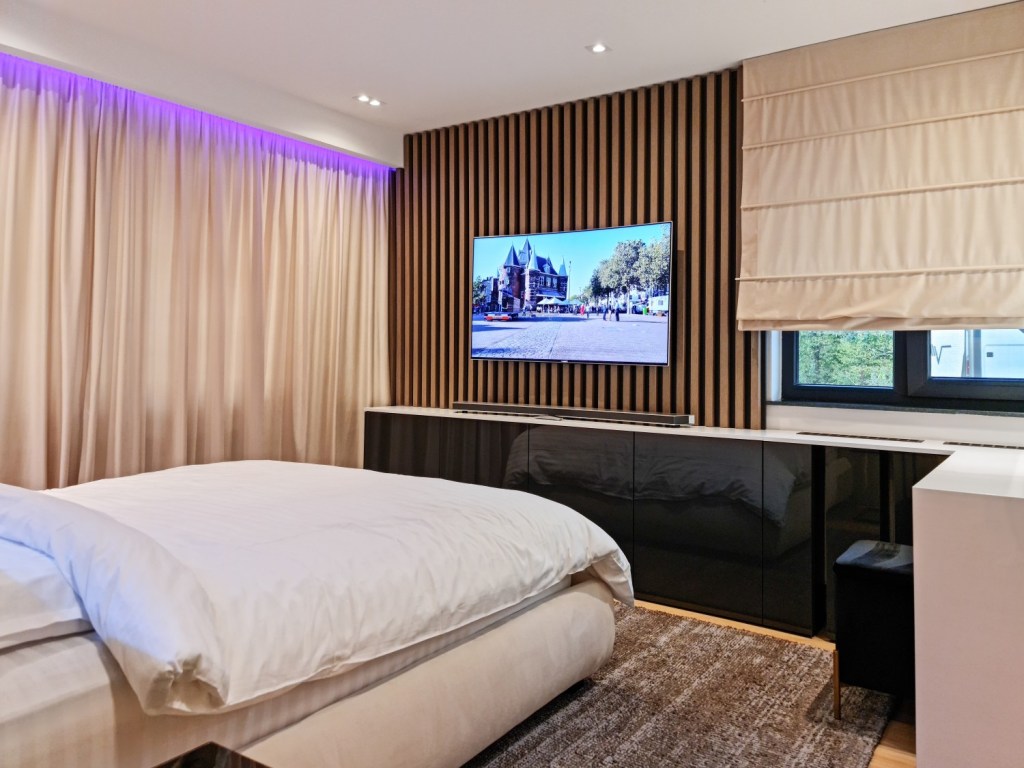 Apartament Iasi - dormitor modern benzi LED - Sorin Stanciu Pure Ambiance Design (1)