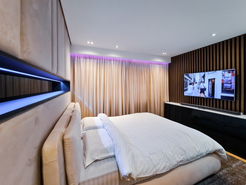 Apartament Iasi - dormitor modern benzi LED - Sorin Stanciu Pure Ambiance Design (2)