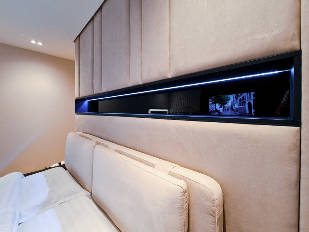 Apartament Iasi - dormitor modern benzi LED - Sorin Stanciu Pure Ambiance Design (2)