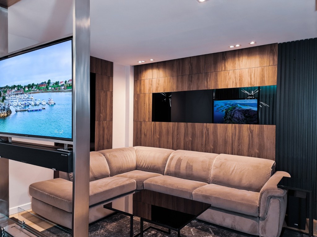 Apartament Iasi - living modern lemn riflaje leduri smart - Sorin Stanciu Pure Ambiance Design (1)