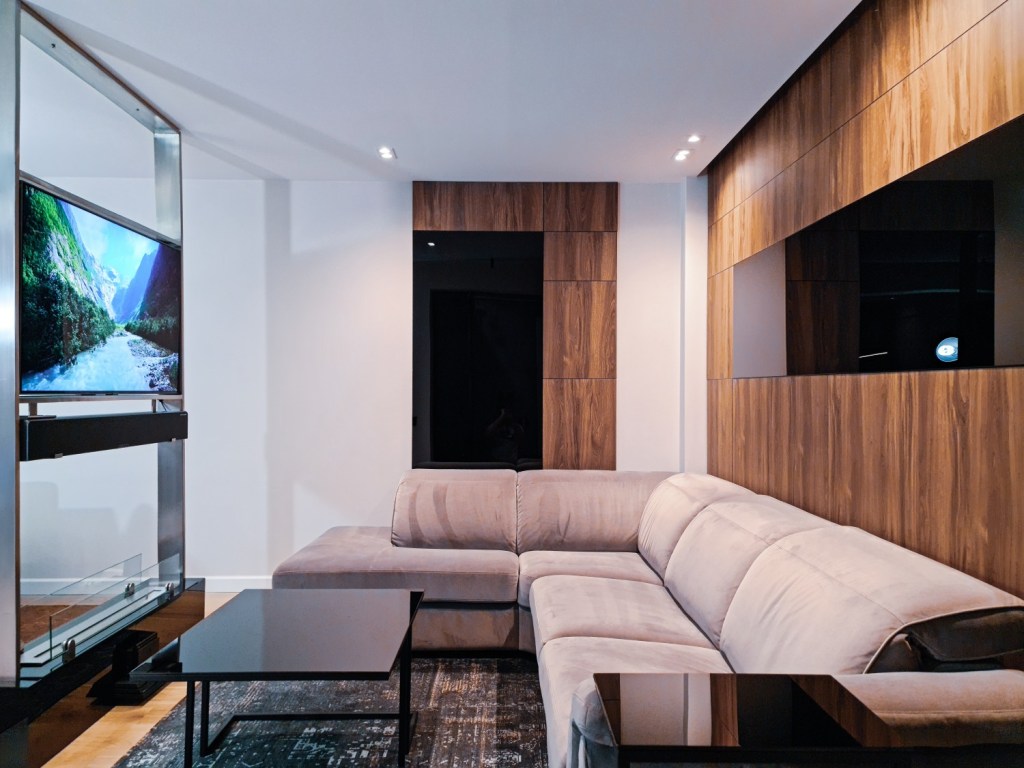 Apartament Iasi - living modern lemn riflaje leduri smart - Sorin Stanciu Pure Ambiance Design (3)