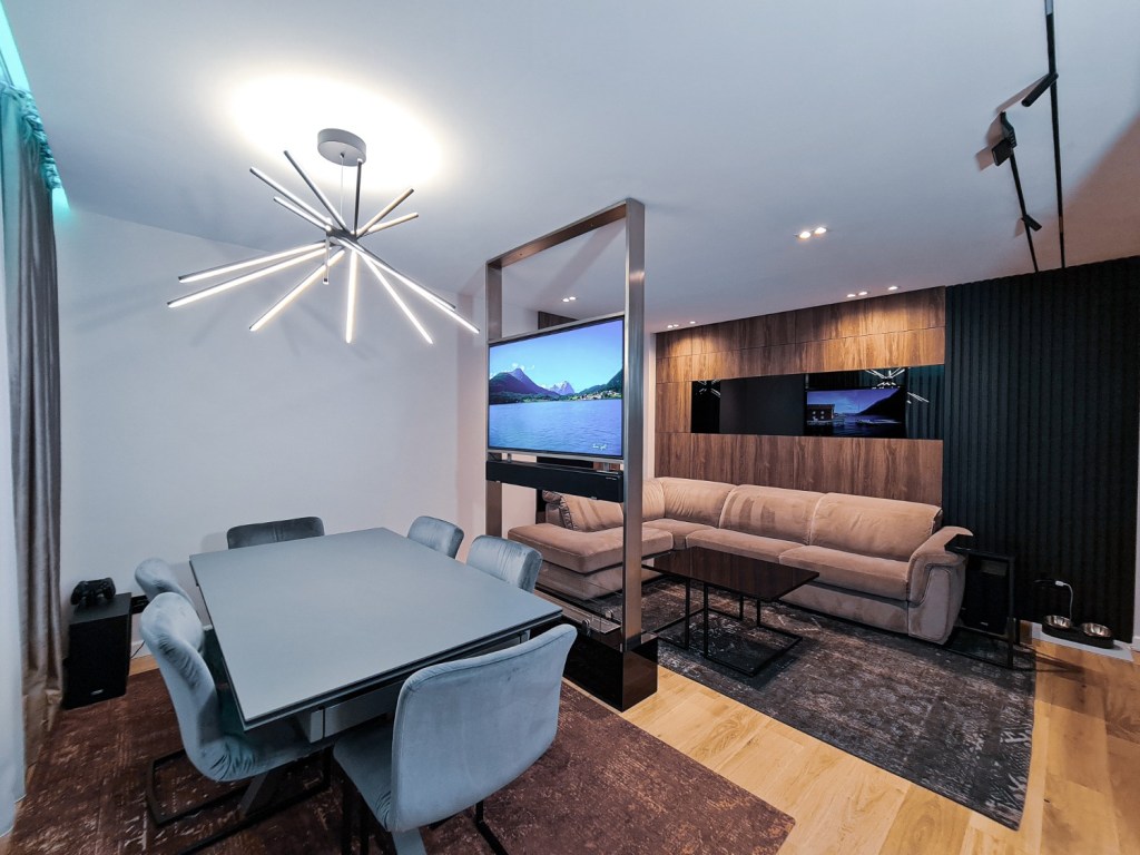 Apartament Iasi - living modern lemn riflaje leduri smart - Sorin Stanciu Pure Ambiance Design (3)