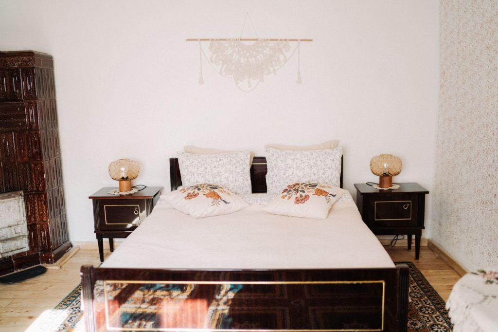 Casa este renovată în stilul anilor ’80