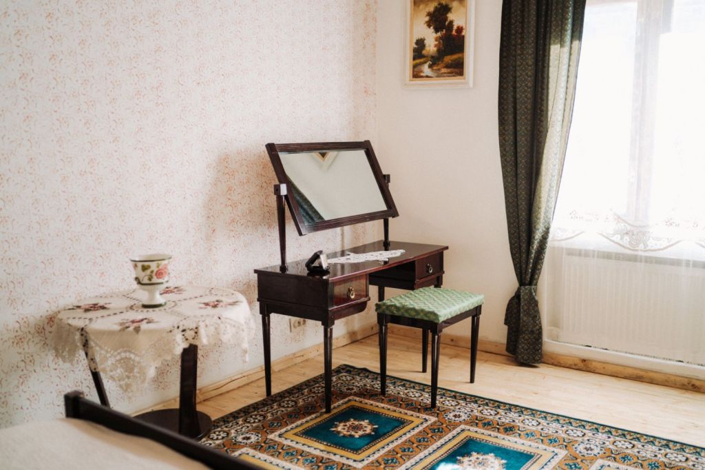 Casa este renovată în stilul anilor ’80