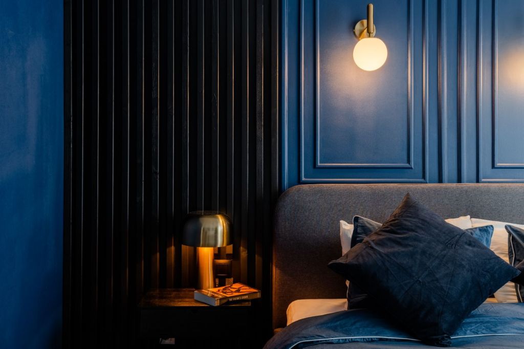 dormitor matrimonial pereti albastri