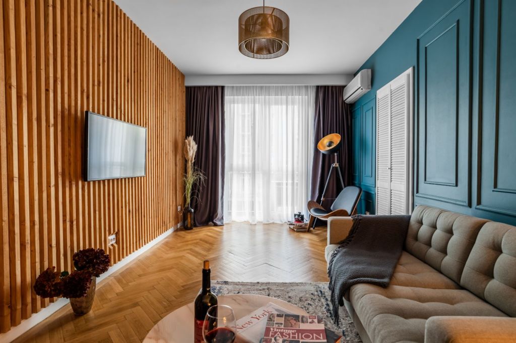 living albastru riflaj lemn