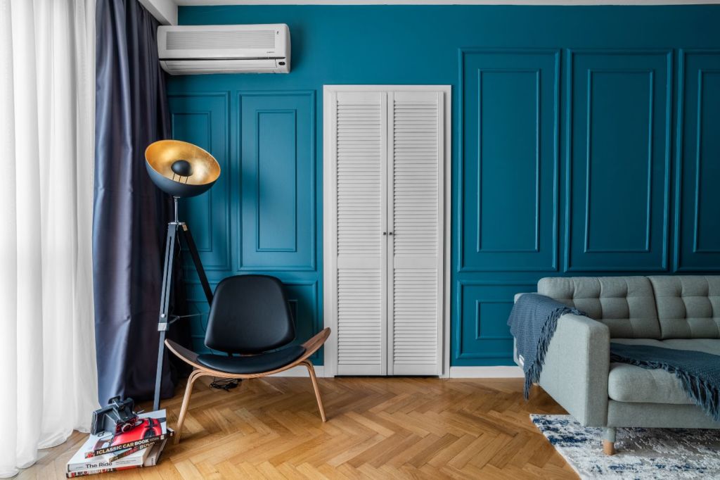 living perete albastru apartament piata romana