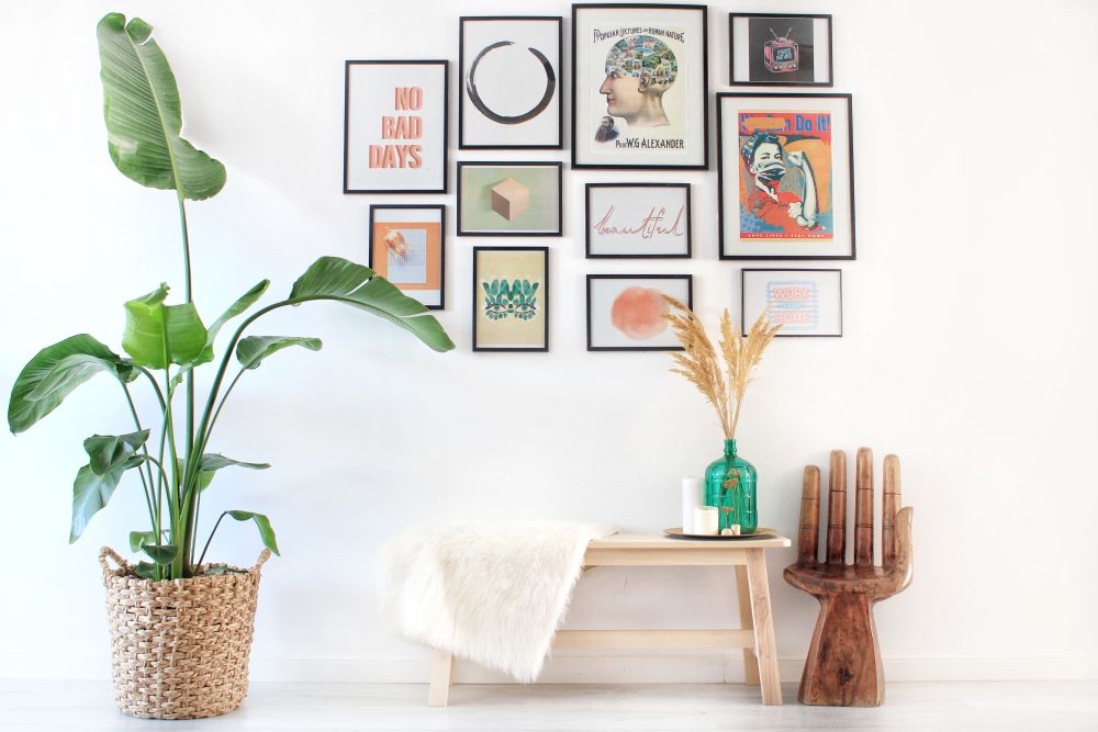 amenajare zona living cu banca si fotoliu si perete galerie in stil scandinav cu influente boho