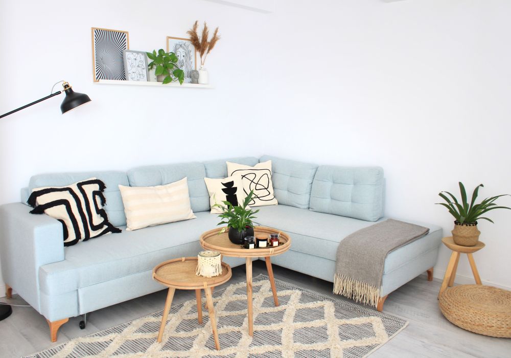 inspiratii amenajari interioare living cu canapea bleu in stil scandinav cu accente boho