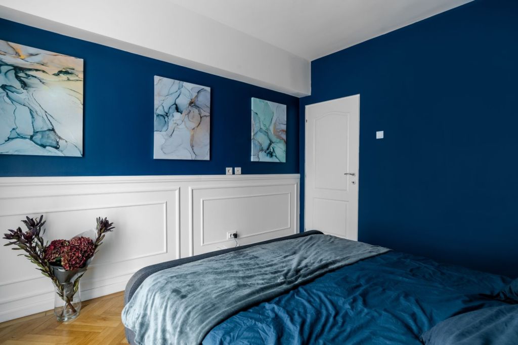 perete tablouri dormitor albastru apartament piata romana