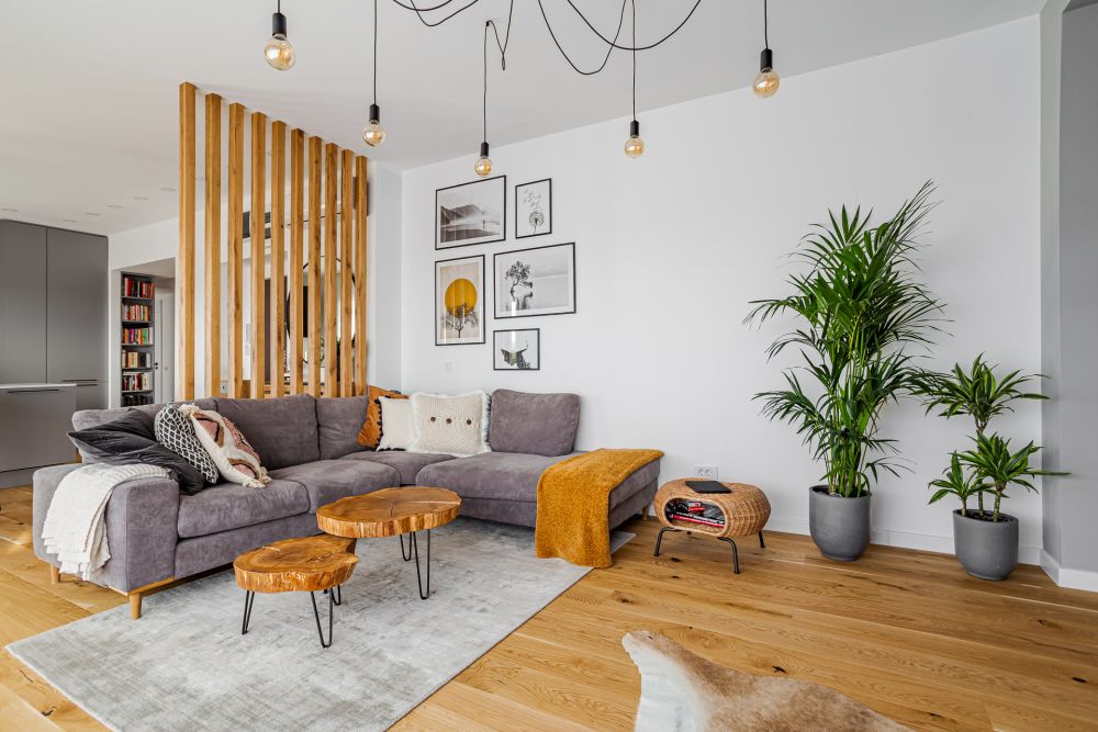 inchidere bucatarie open space cu riflaj din lemn amenajare living canapea gri apartament Natura Residence