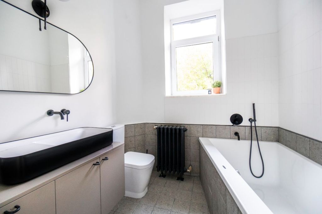 Baie moderna - renovare apartament vechi Amzei Kanso Design arh. Andra Bica (4)