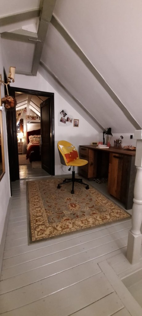 Biroul de pe colț, de la mansardă