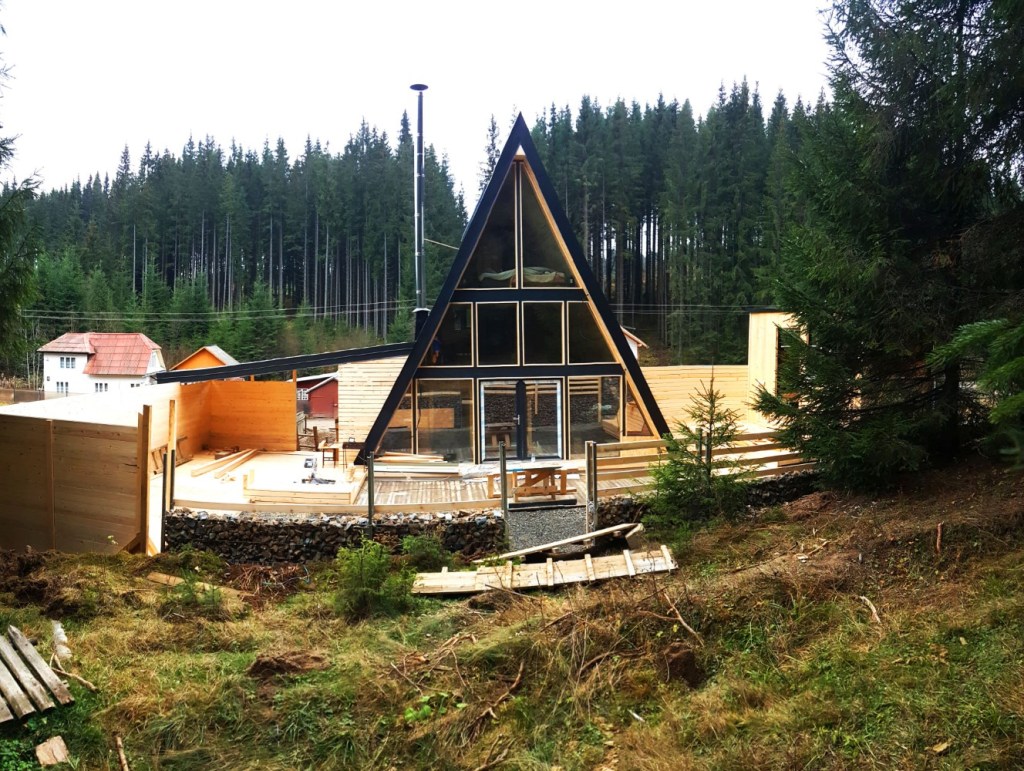 Cabana are o amprentă la sol de 12x8 metri, o înălțime de 8.5 metri și 150 de metri pătrați utili