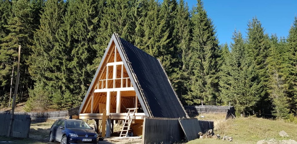 Procesul de construire al cabanei a fost complex