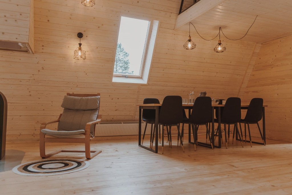 Toate piesele de mobilier au fost achiziționate de la JYSK și IKEA