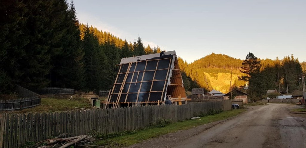 Cabana stă pe un teren de 1000 de metri pătrați, cumpărat de Ruben în 2018