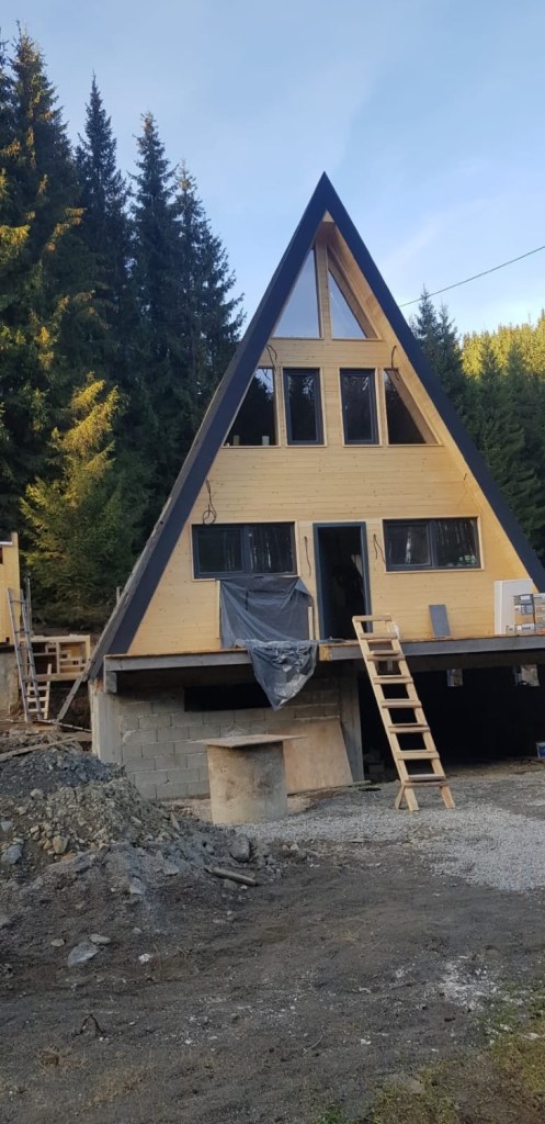 Construcția cabanei a durat un an și jumătate și a fost finalizată în decembrie 2020