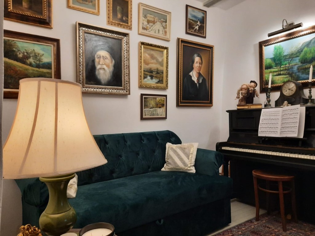 Camera de muzică este ornată cu o parte din tablourile pictate de Sanda
