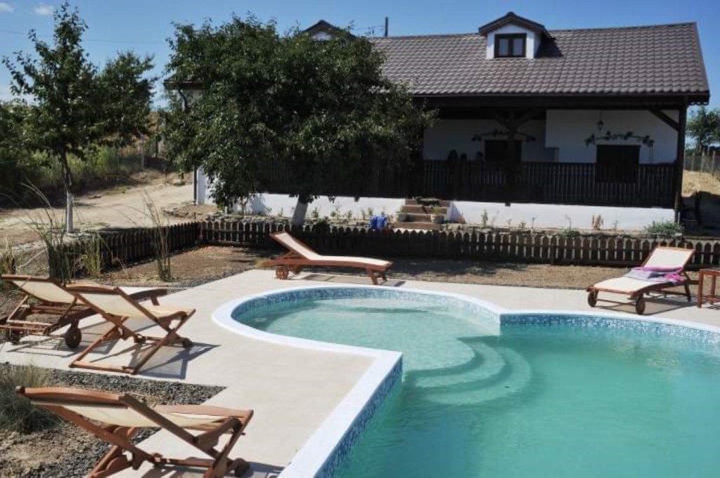 Așa arăta casa în 2010, după renovare. Curtea era aproape inexistentă