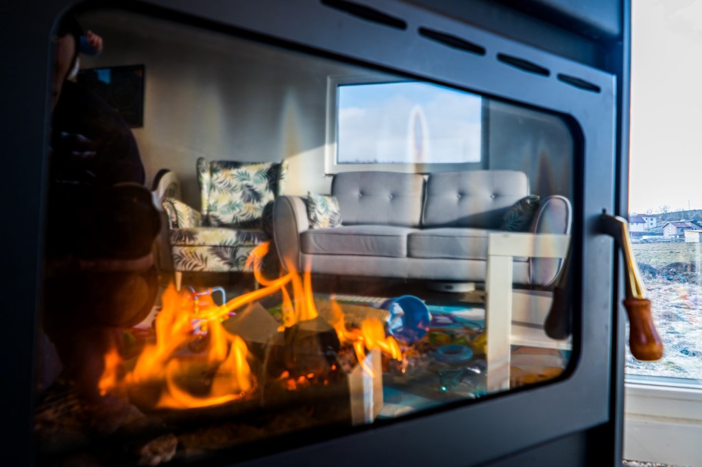 Panourile fotovoltaice și termoșemineul au fost două investiții extrem de utile