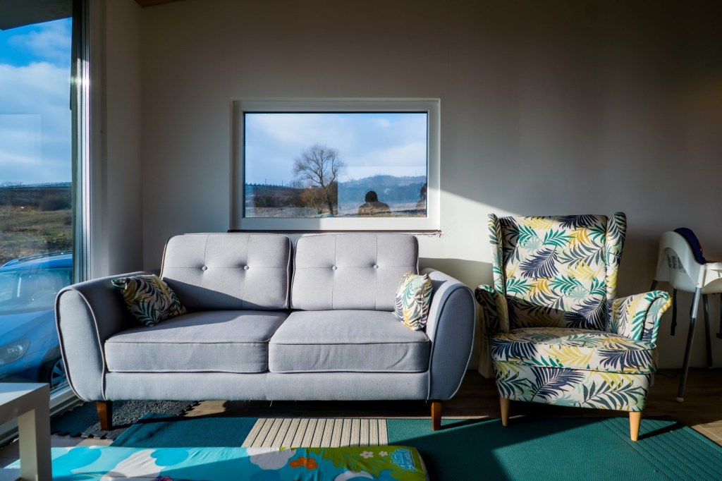 Alin și Deni descriu arhitectura casei ca fiind „personală”